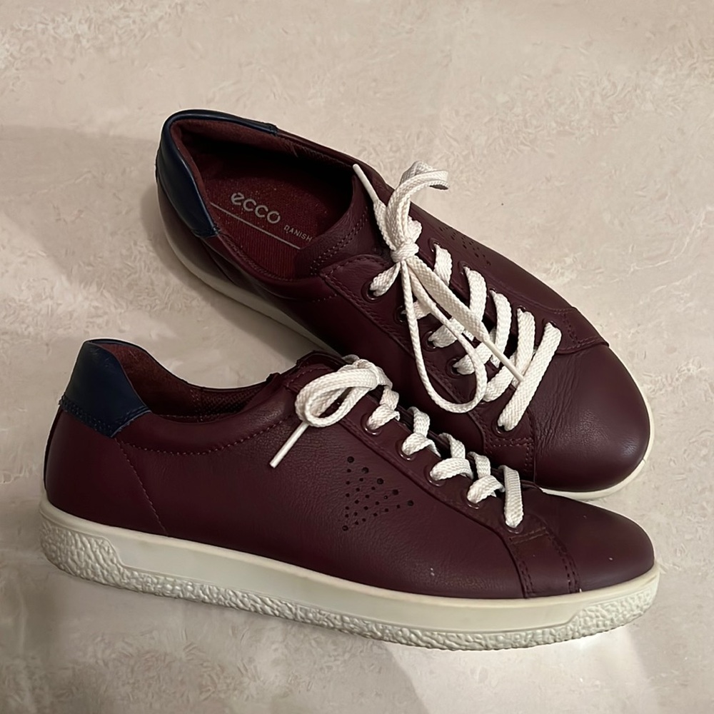 Ecco ladies burgundy Soft 7 Street
Sneakers Size EU 36 with navy heel accent